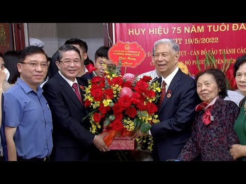 Nguyên Phó Chủ tịch Quốc hội Đặng Quân Thụy nhận Huy hiệu 75 năm tuổi Đảng